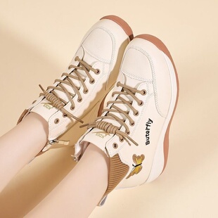 加绒保暖女靴2026冬新款厚底不累脚女鞋蝴蝶元素百搭女靴坡跟潮流