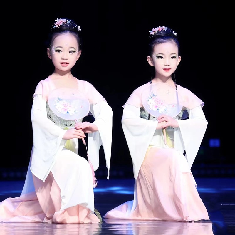 新选阳春三月儿童古典舞演出w服春意浓桃之夭夭中国舞团扇道具舞
