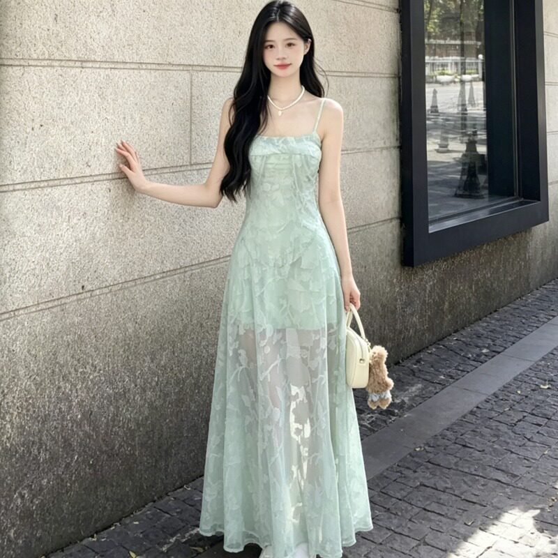 2026蕾丝吊带连衣裙女装夏季法式度假风收腰显瘦气质大摆长裙子潮