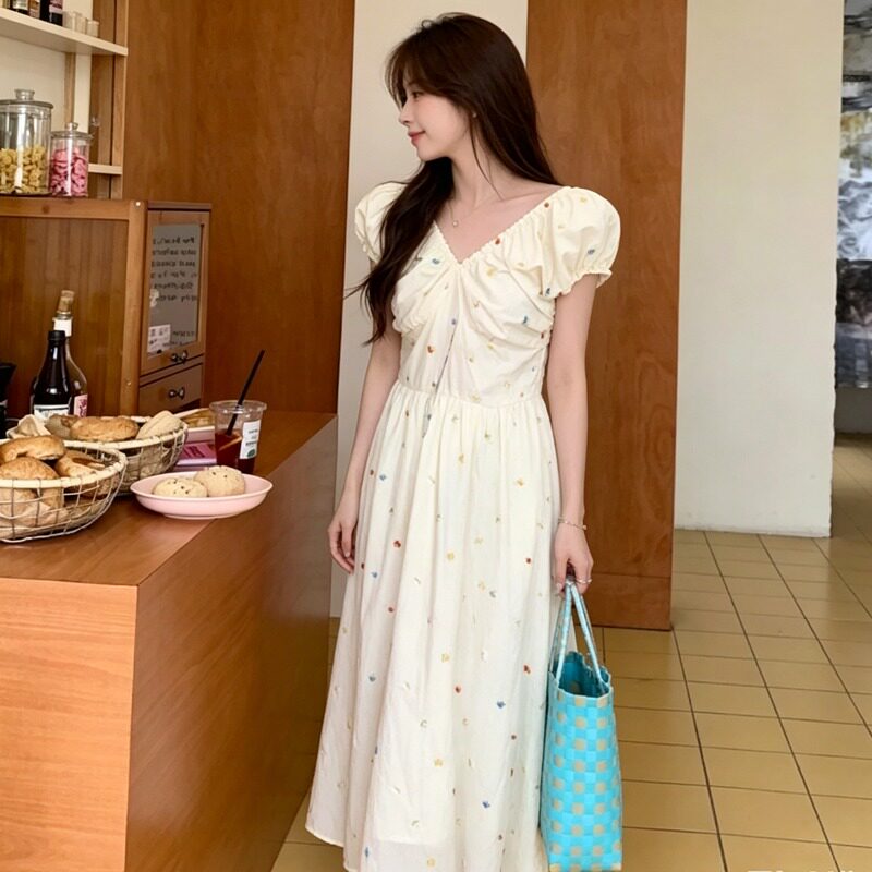 法式茶歇刺绣碎花连衣裙女2026夏季新款韩版小飞袖收腰显瘦长裙子