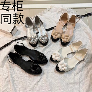 2026年新款小名媛风山茶花黑白拼色浅口包头休闲一字扣平底凉鞋女