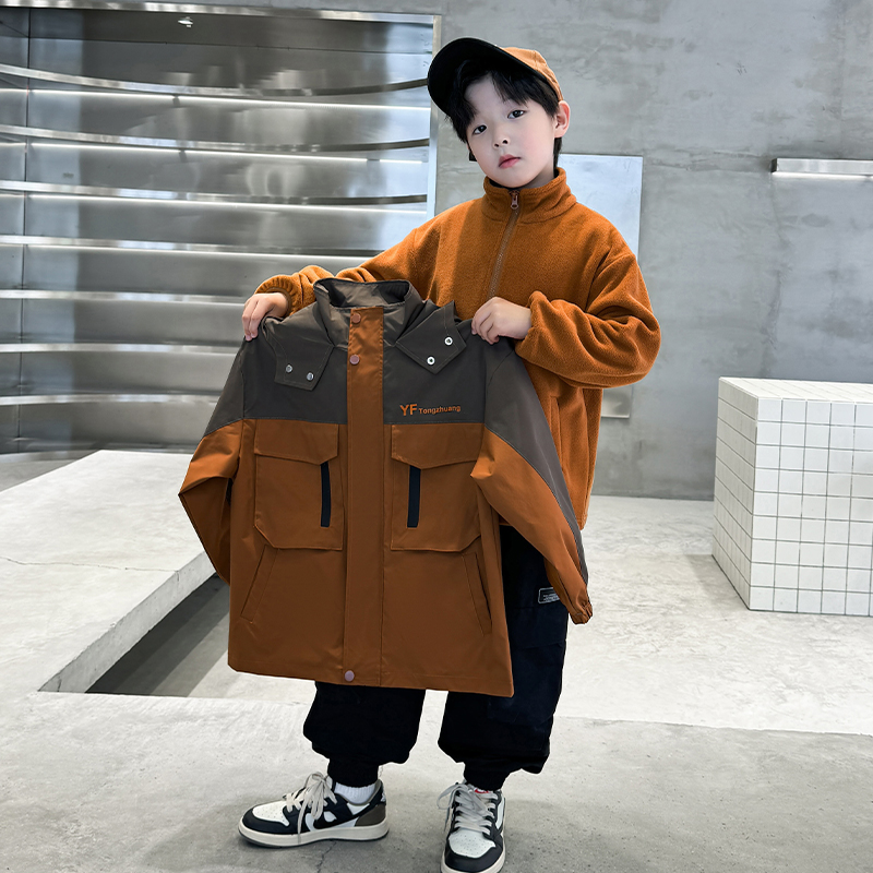 百威羊男童时髦洋气酷帅冲锋衣