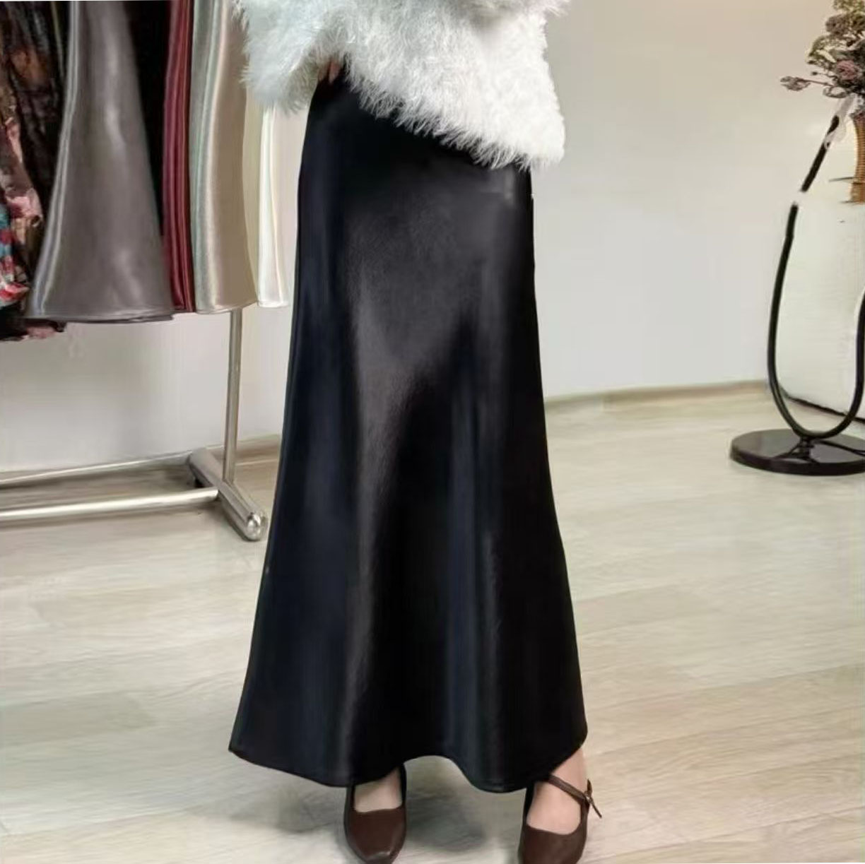 冬季加绒轻奢缎面半身裙女黑色高腰显瘦A字过膝长裙200斤时尚洋气