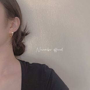 November 精致小巧 设计感天然珍珠异形H半C包金耳钉简约气质lady