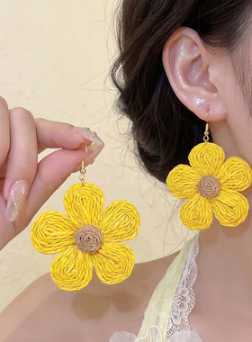黄色花朵耳环女2026新款夏季海边度假风气质小众设计感耳钉耳饰