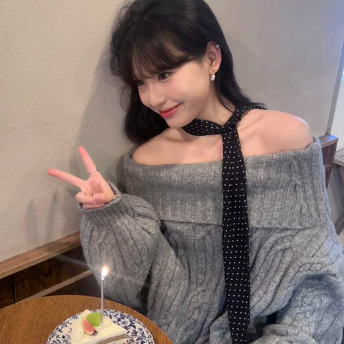 搭配灵感黑色长条波点丝巾