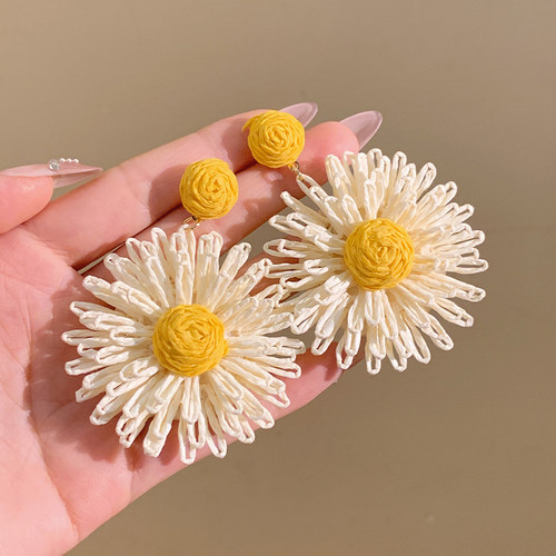 奶系温柔草编拉菲草雏菊花朵耳环