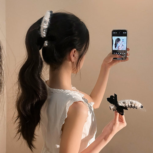 白色珍珠针织毛绒香蕉扭扭夹女