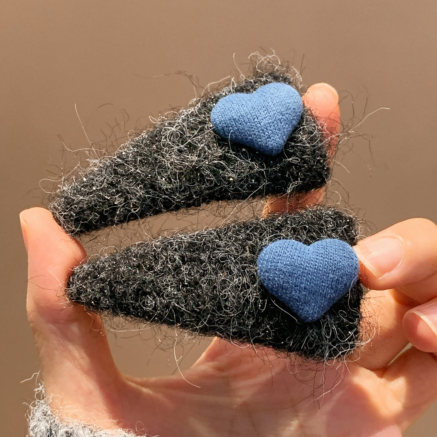 韩系灰色毛绒爱心发夹边夹侧边