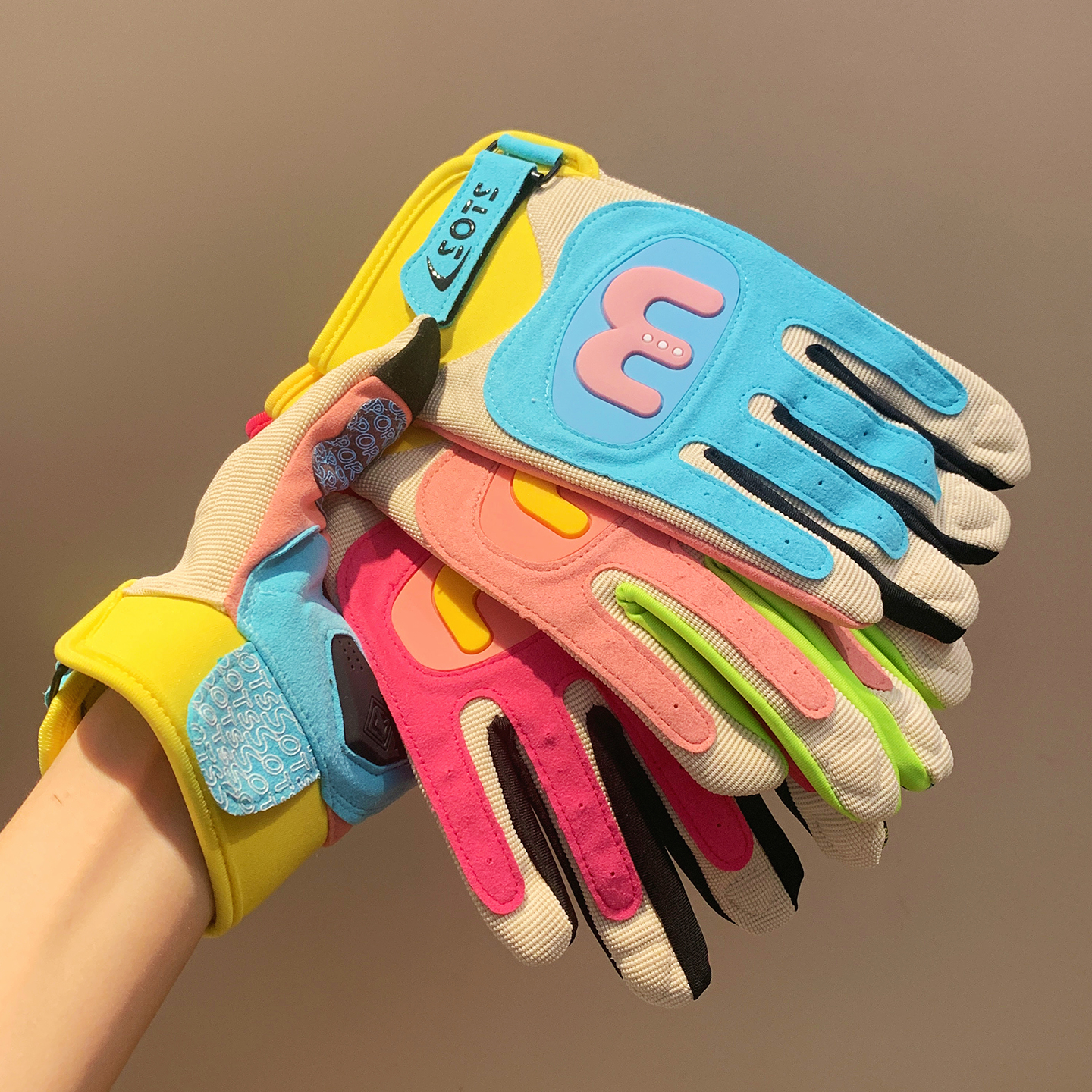 多巴胺M字母可触屏电动车分指保暖手套女冬防风防寒加厚骑行学生