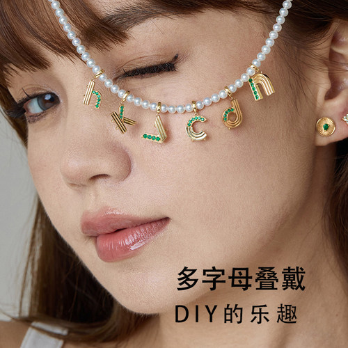 绽放字母祖母绿开口扣吊坠赠礼女