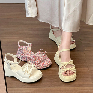 巨好看厚底增高凉鞋女2026新款夏绝美配裙子海边沙滩蝴蝶结罗马鞋