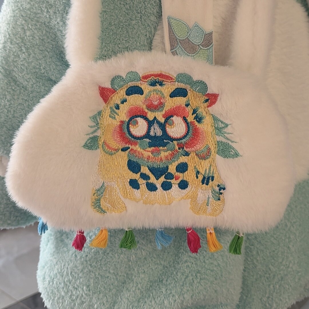 儿童毛绒包2025新款秋冬女童可爱卡通刺绣包宝宝外出便携零钱包