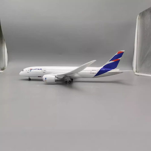 拉美航空Scale 1:130 47cm B787 LATAM 飞机带灯光带轮客机模型