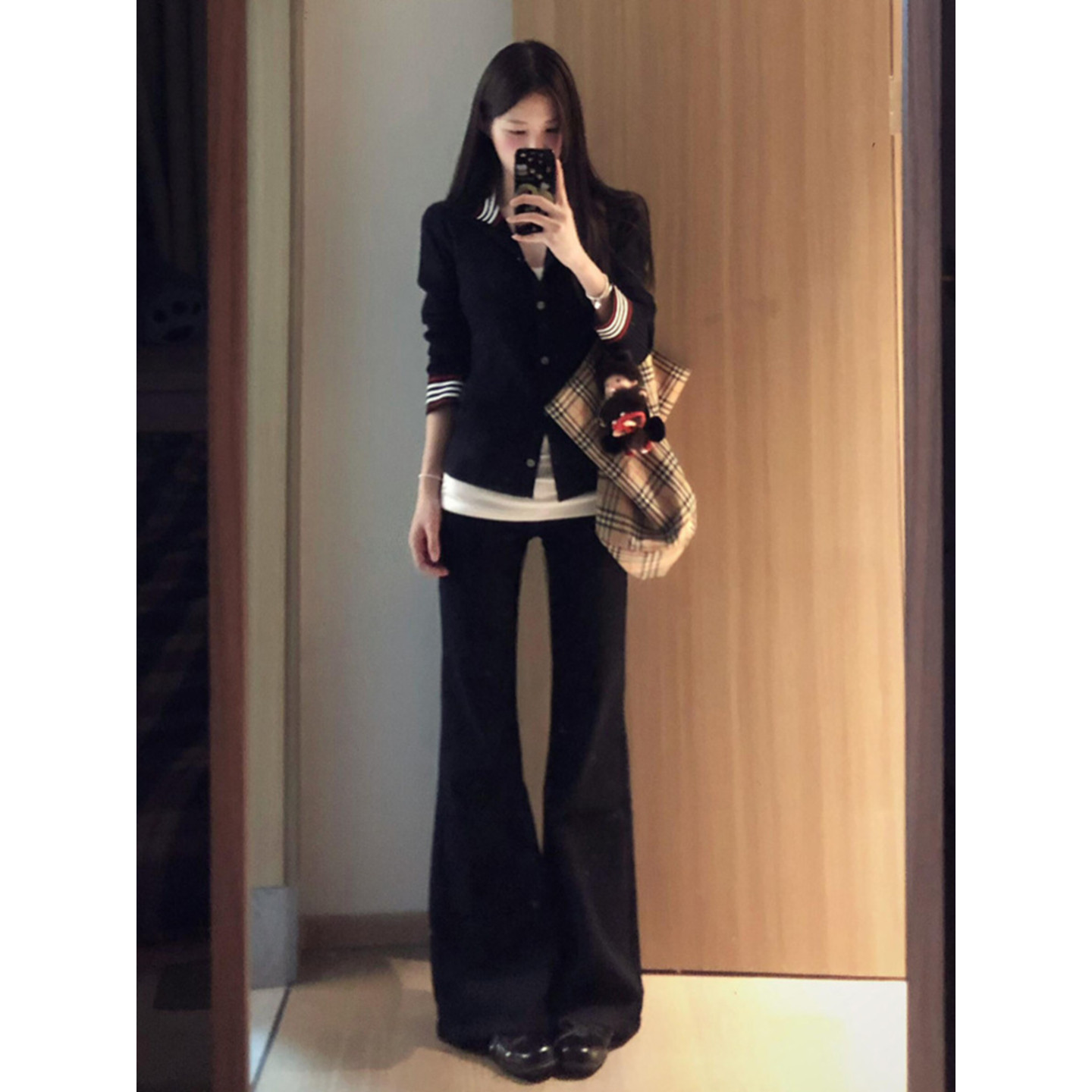 黑色不贴腿弹力低腰微喇牛仔裤女图片