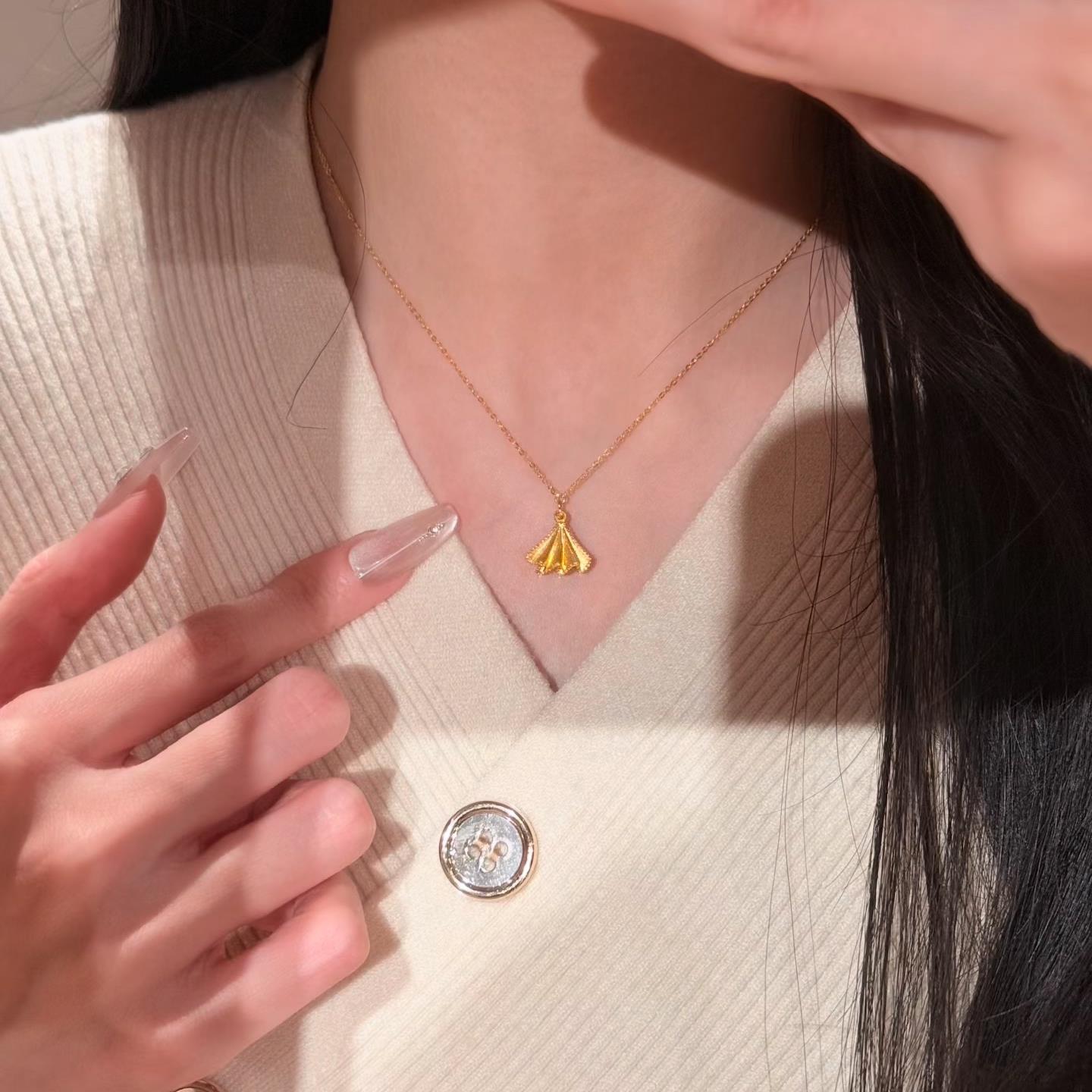 少女的裙摆小裙子锁骨链