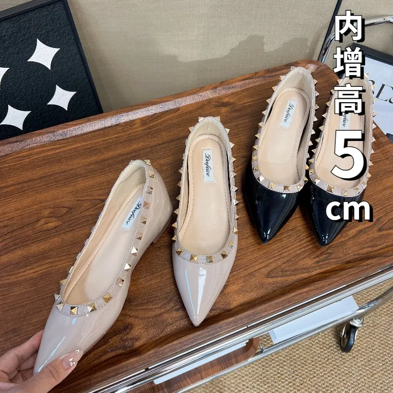 现货~V家内增高5公分铆钉浅口裸色尖头软漆皮气质通勤平底单鞋女