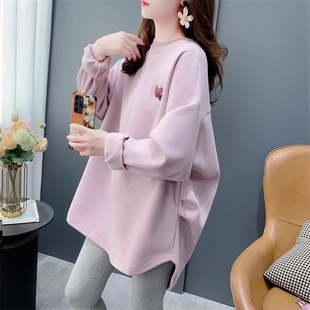 秋冬粉色加绒圆领卫衣女多巴胺穿搭中长款遮屁股搭配鲨鱼裤的上衣