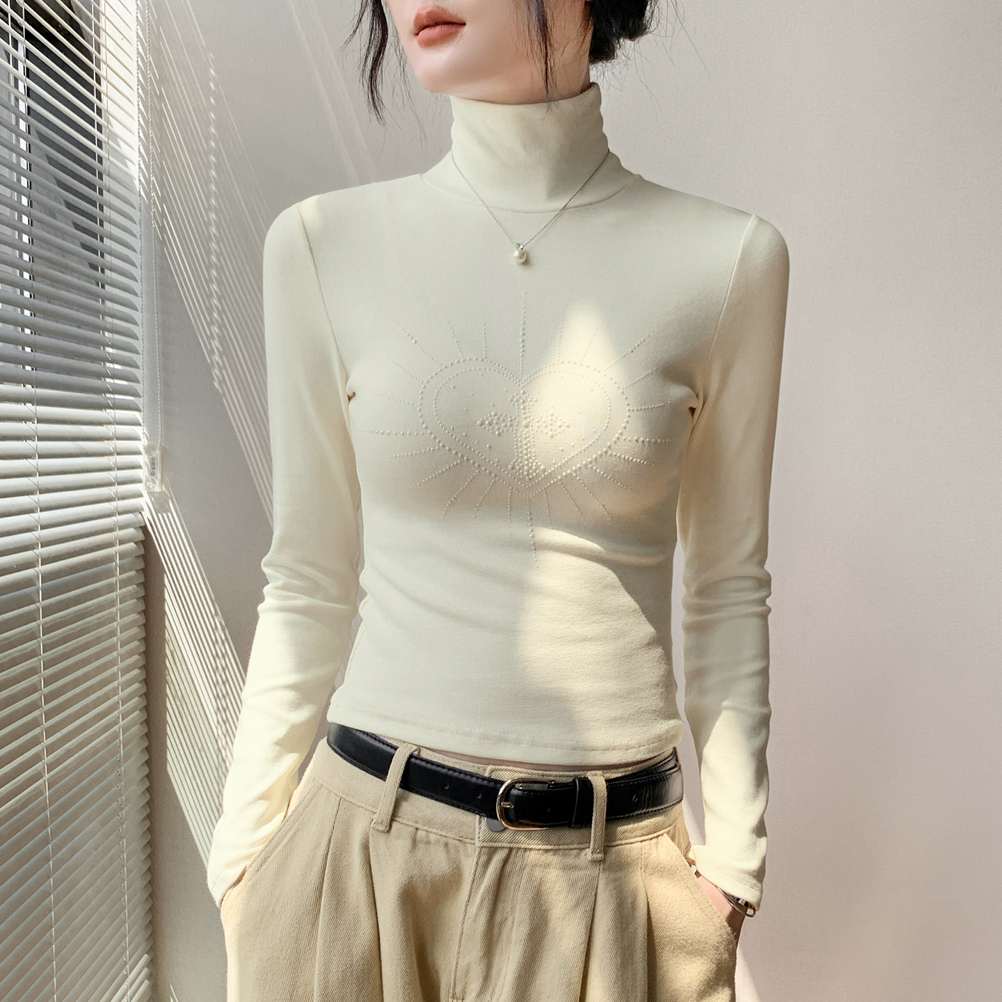 歌倍尚爱心烫钻高领长袖T恤女