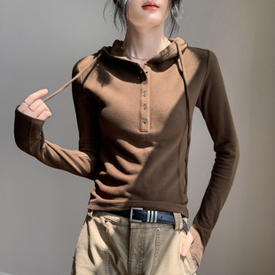纽扣半开领连帽卫衣抽绳指套长袖T恤女2026秋新款修身打底衫上衣