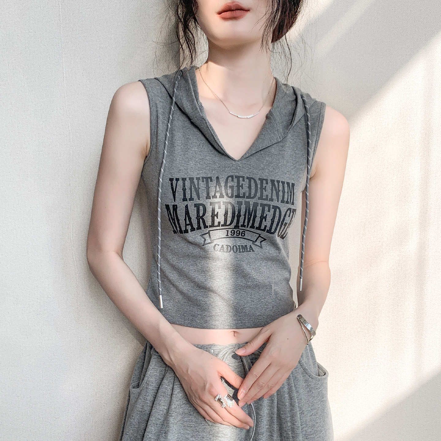 美式复古风连帽抽绳无袖背心女2026春季新款修身字母印花显瘦上衣