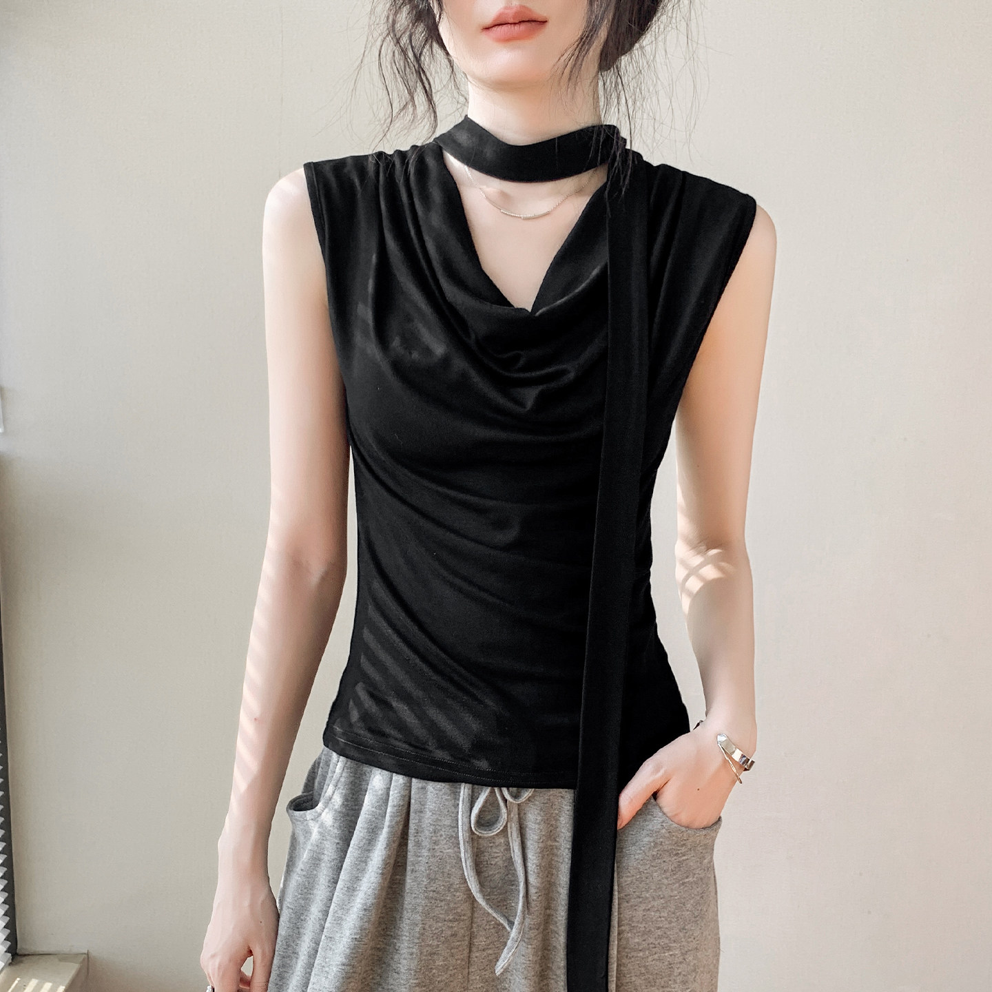 轻熟简约风黑色无袖T恤女2026