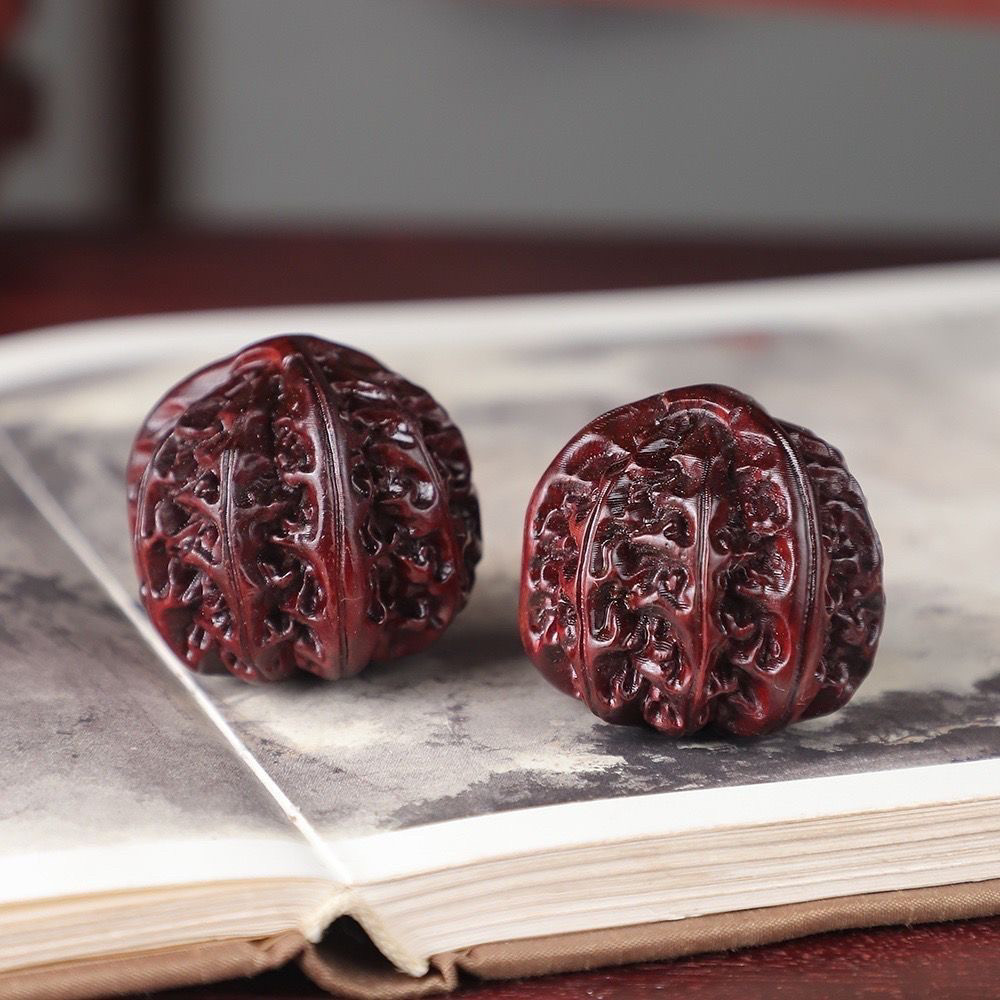 小叶紫檀木雕刻核桃手把件健身球手球把玩件保健球送礼文玩手转球