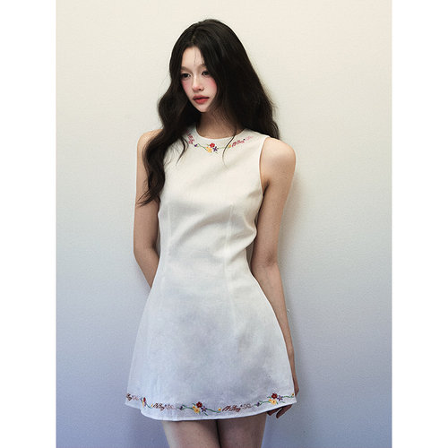 1P STUDIO 白色亚麻刺绣背心连衣裙女秋装挖肩设计感收腰无袖短裙