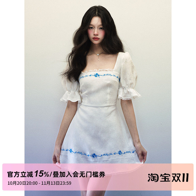 1P STUDIO 白色亚麻大方领连衣裙女秋装蓝色绣花喇叭短袖包臀短裙