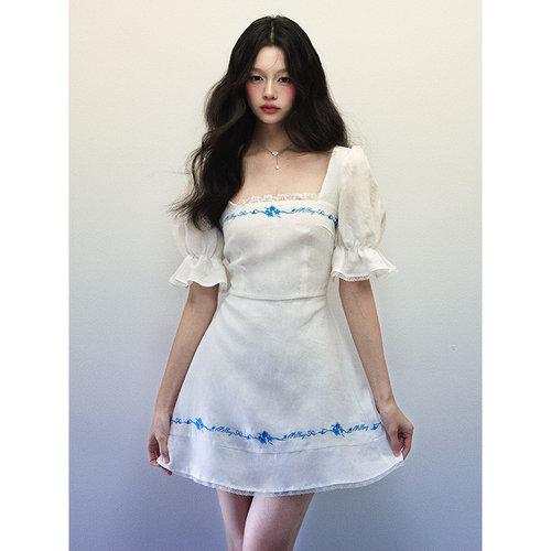 1P STUDIO 白色亚麻大方领连衣裙女秋装蓝色绣花喇叭短袖包臀短裙