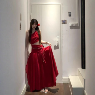 红色小众清冷感斜肩露腰连衣裙女2025海边度假氛围感超仙 法式