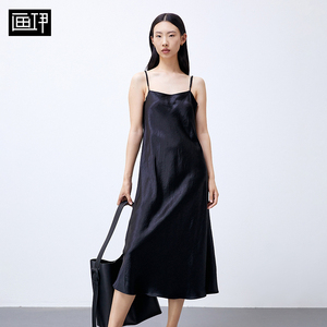 画伊醋酸吊带连衣裙2026春季新品优雅细肩带背心裙黑色缎面中长裙