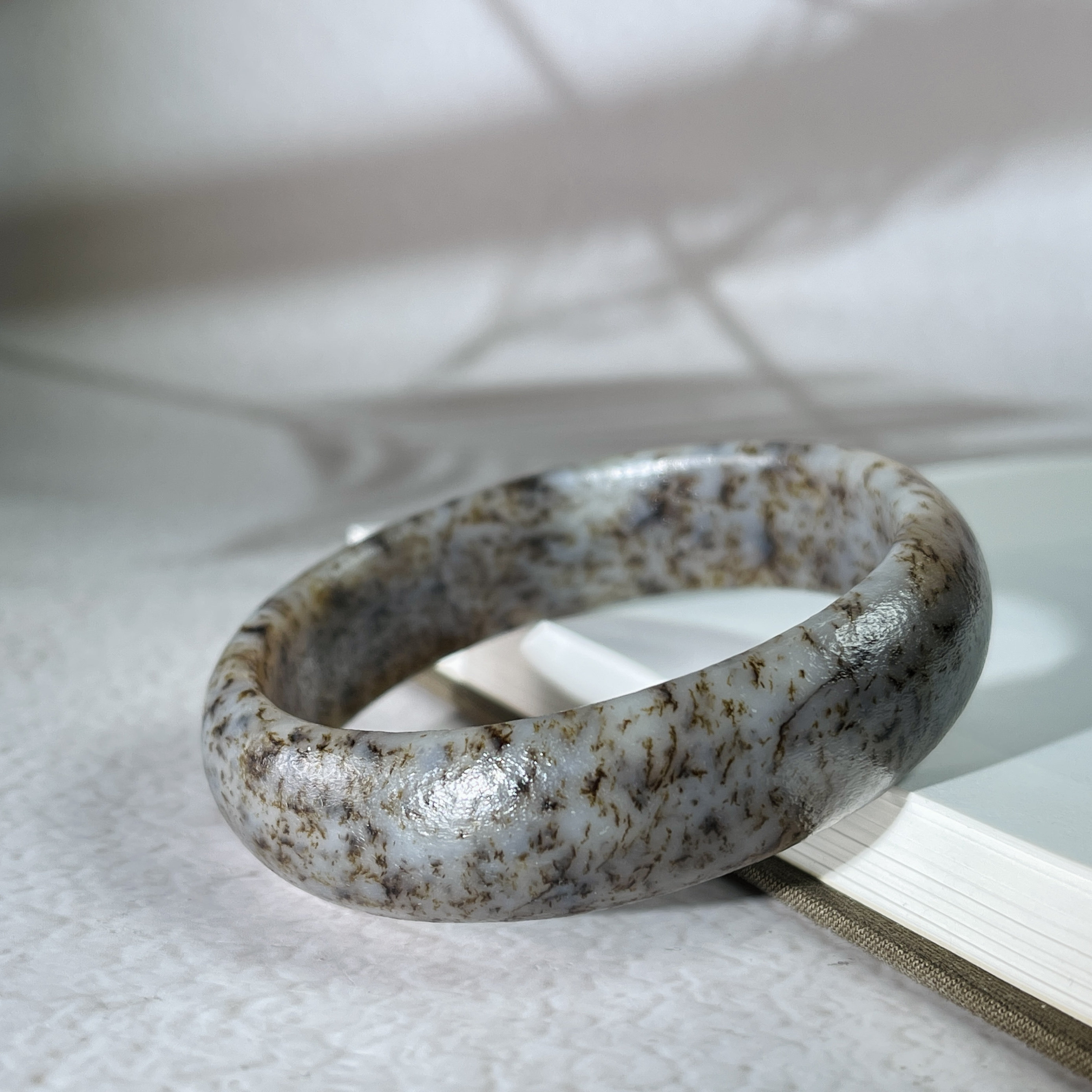 60圈口新疆和田玉籽料糖草花沁特色料手镯玉物志