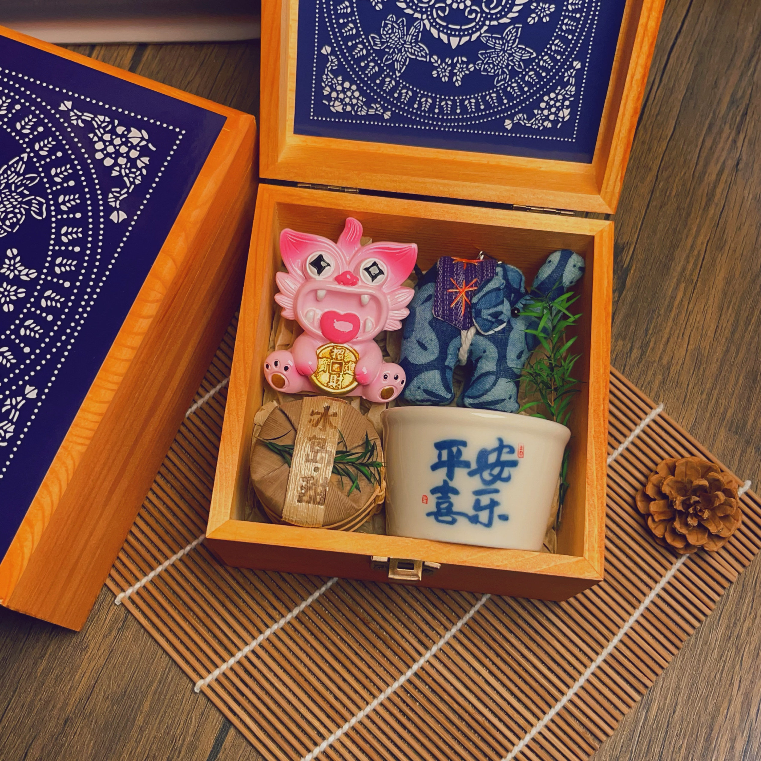 云南特产礼盒美好祝福文创伴手礼白茶鲜花饼瓦猫扎染挂件大理丽江