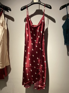 约会浪漫老巴黎 樱桃红柔缎混纺复古V领开叉吊带睡裙打底裙