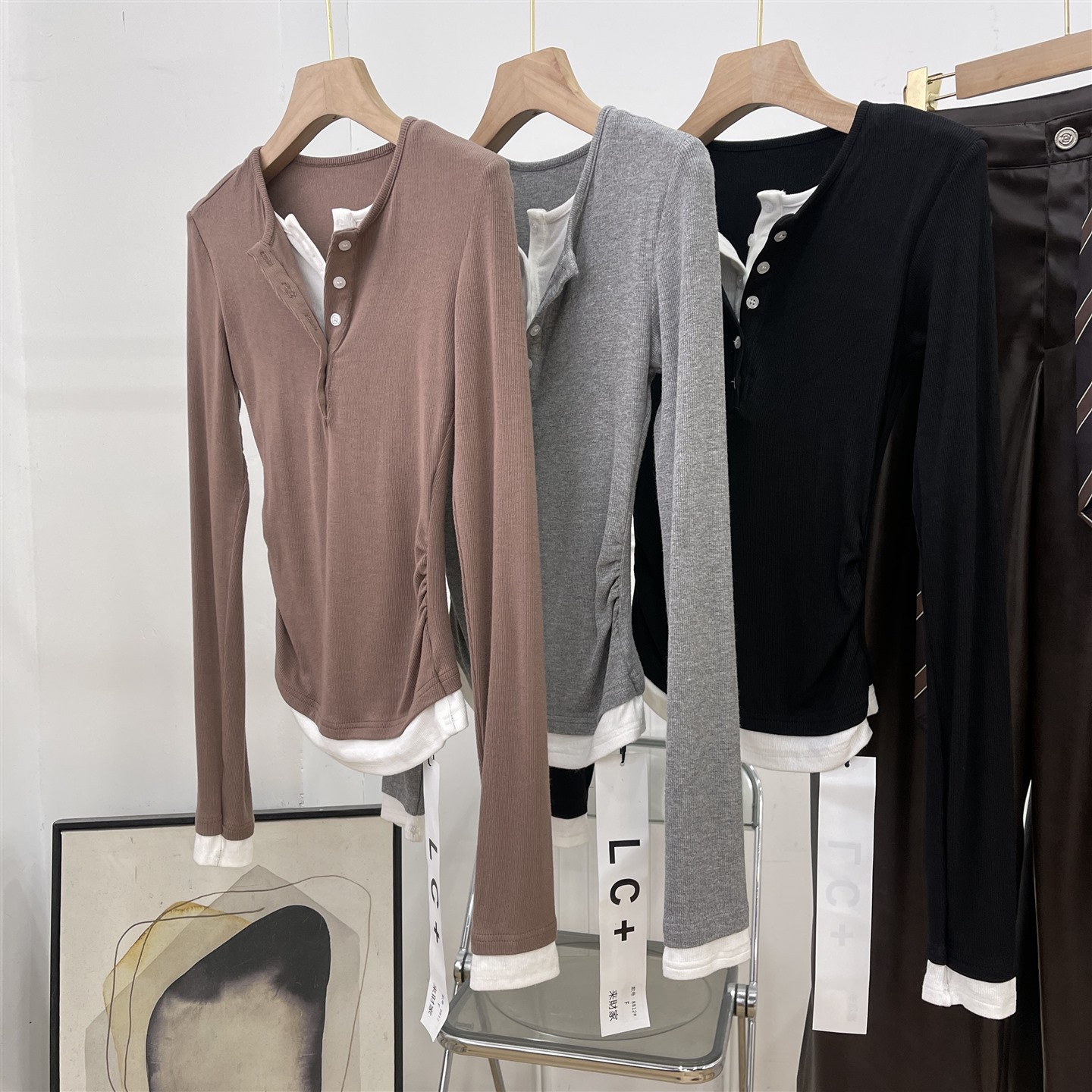 正肩撞色假两件长袖T恤女秋冬设计修身纽扣半开领上衣打底