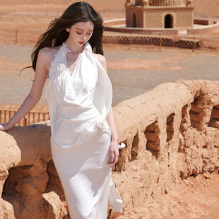 海边丁达尔礼服出游明媚穿搭花朵挂脖连衣裙女女神裙高级感气质