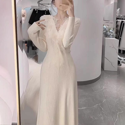 法式V领白色针织连衣裙春秋新款气质小香风修身长款毛衣打底裙子