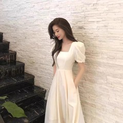 白色连衣裙女夏季2024新款法式复古方领收腰显瘦赫本风泡泡袖长裙