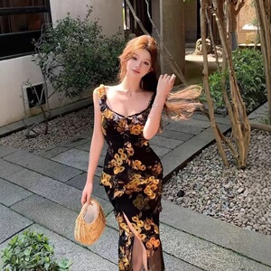 茶歇法式碎花吊带连衣裙子女夏季御姐修身包臀绝美风情万种的裙子