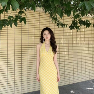 法式复古黄色格子挂脖吊带连衣裙女夏季多巴胺修身显瘦度假风长裙