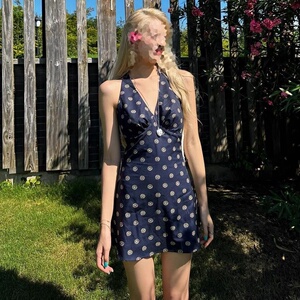 2026新款法式独特漂亮初春裙子设计感收腰无袖V领碎花吊带连衣裙