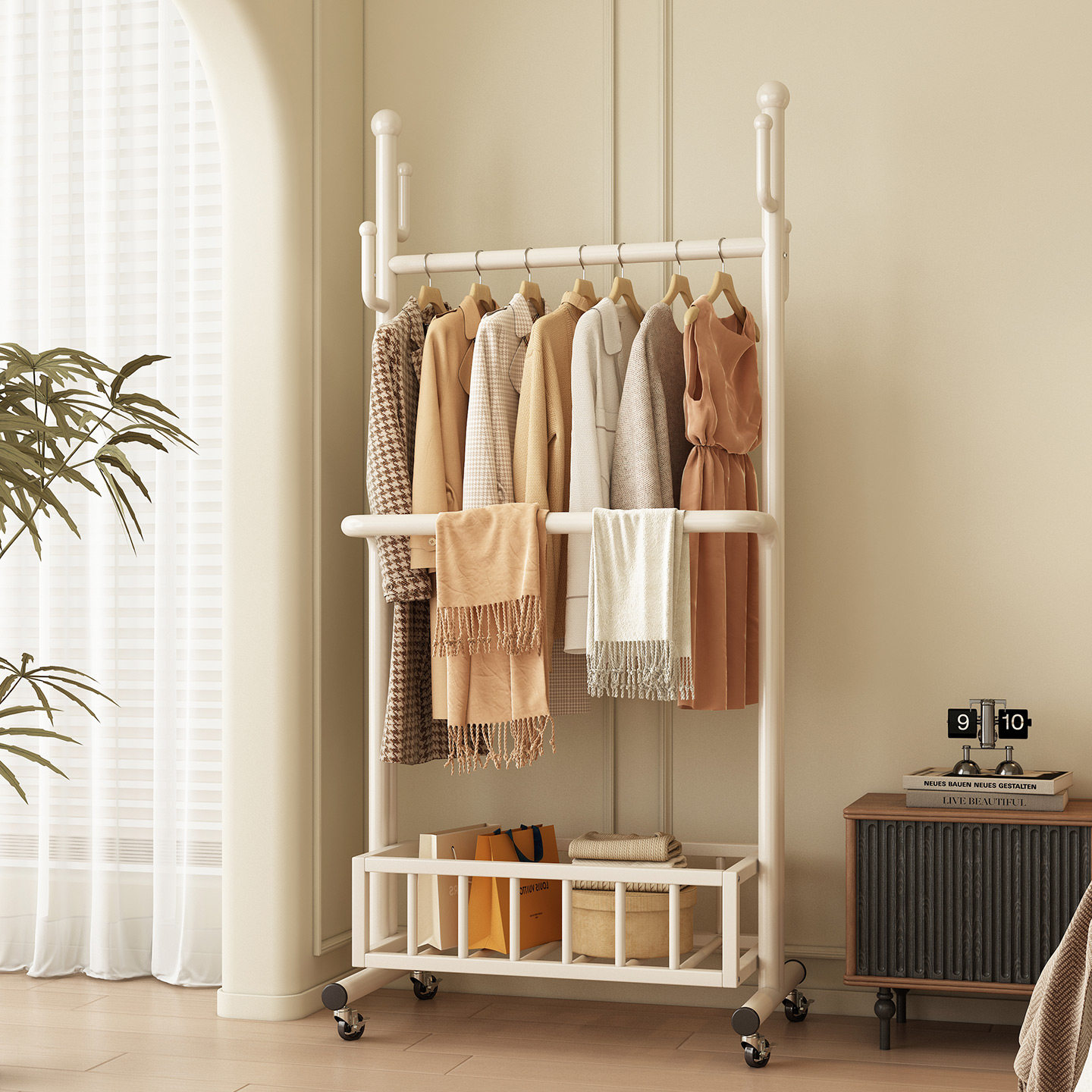 奶油风卧室可移动挂衣架