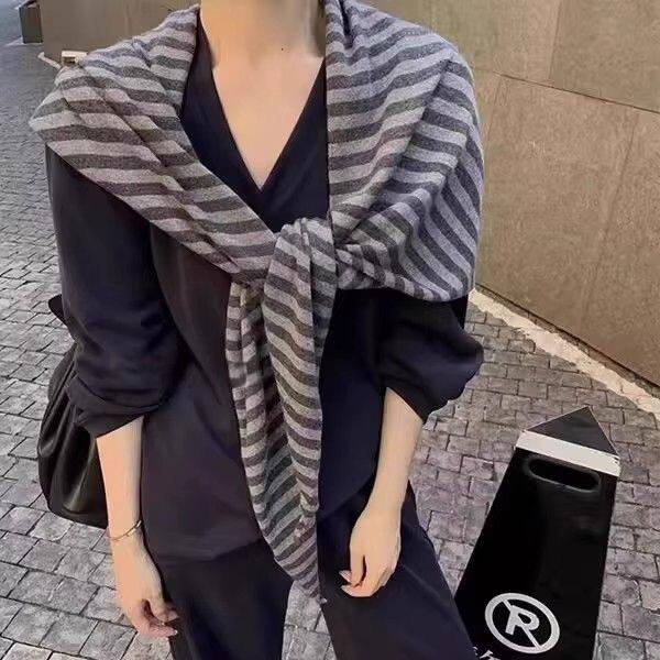 条纹搭肩小披肩女秋季外搭设计感小众网红打结空调房配群子围巾潮