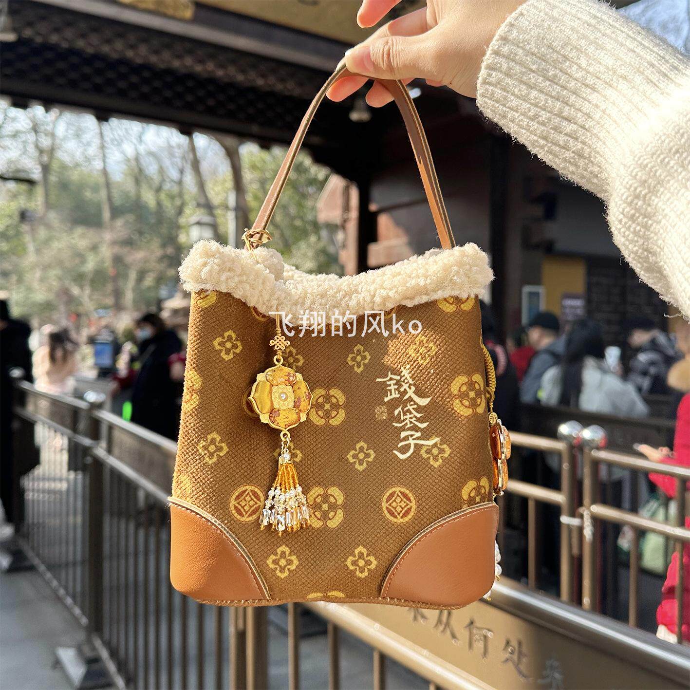 有钱花金钱袋2026新年限定钱袋子秋冬卡其色毛茸茸手提包包
