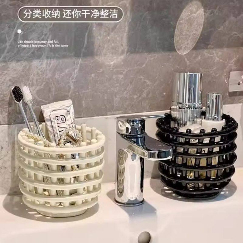 放梳子的收纳筒新款梳子收纳筒卫生间化妆刷洗漱洗手台收纳盒浴室
