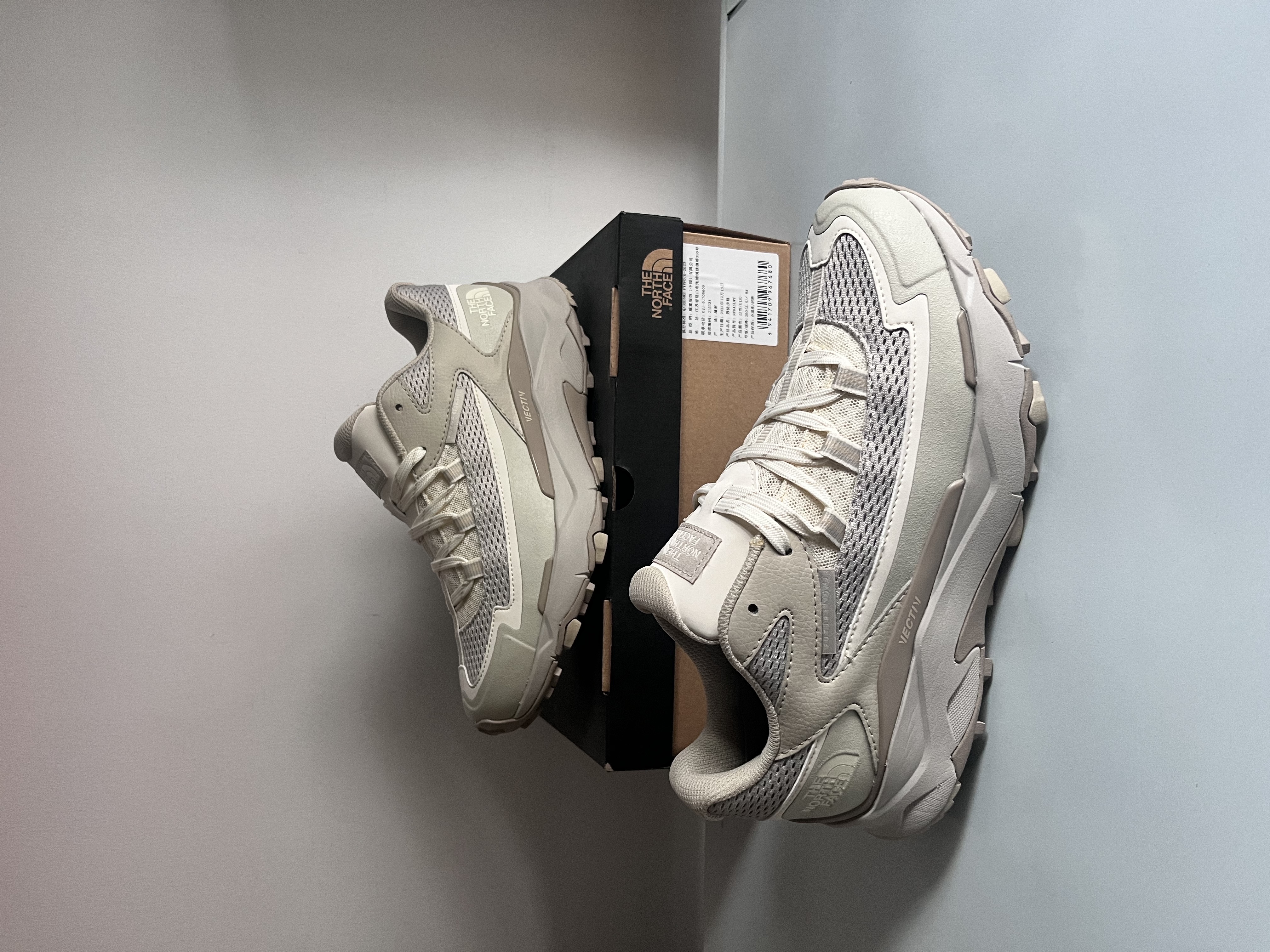 TheNorthFace/北面男秋冬户外防水防滑耐磨透气登山鞋5LWT-UIB