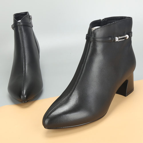 大码女鞋41到43秋冬2025新款真皮靴子粗跟中跟短靴尖头大号女靴42