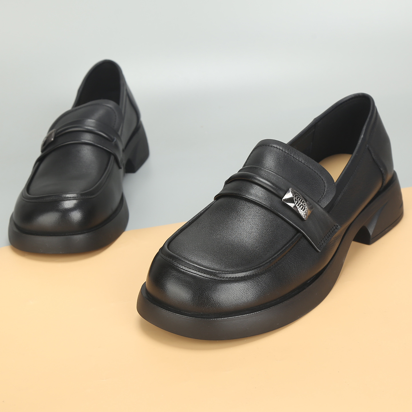 宽胖脚大码女鞋41到43秋季2025新款真皮中跟粗跟妈妈鞋单鞋宽头42