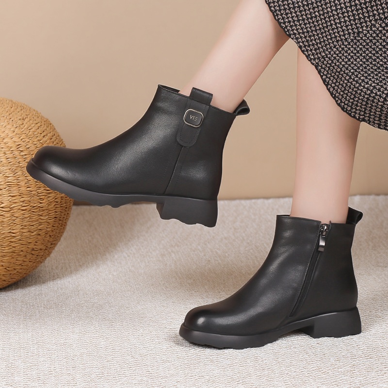 前掌加宽大码女鞋41到43秋冬新款真皮靴子粗跟平底马丁靴短靴女靴